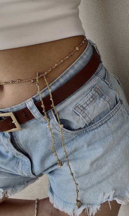 Collar Mil vueltas usado como cinturón sobre jean