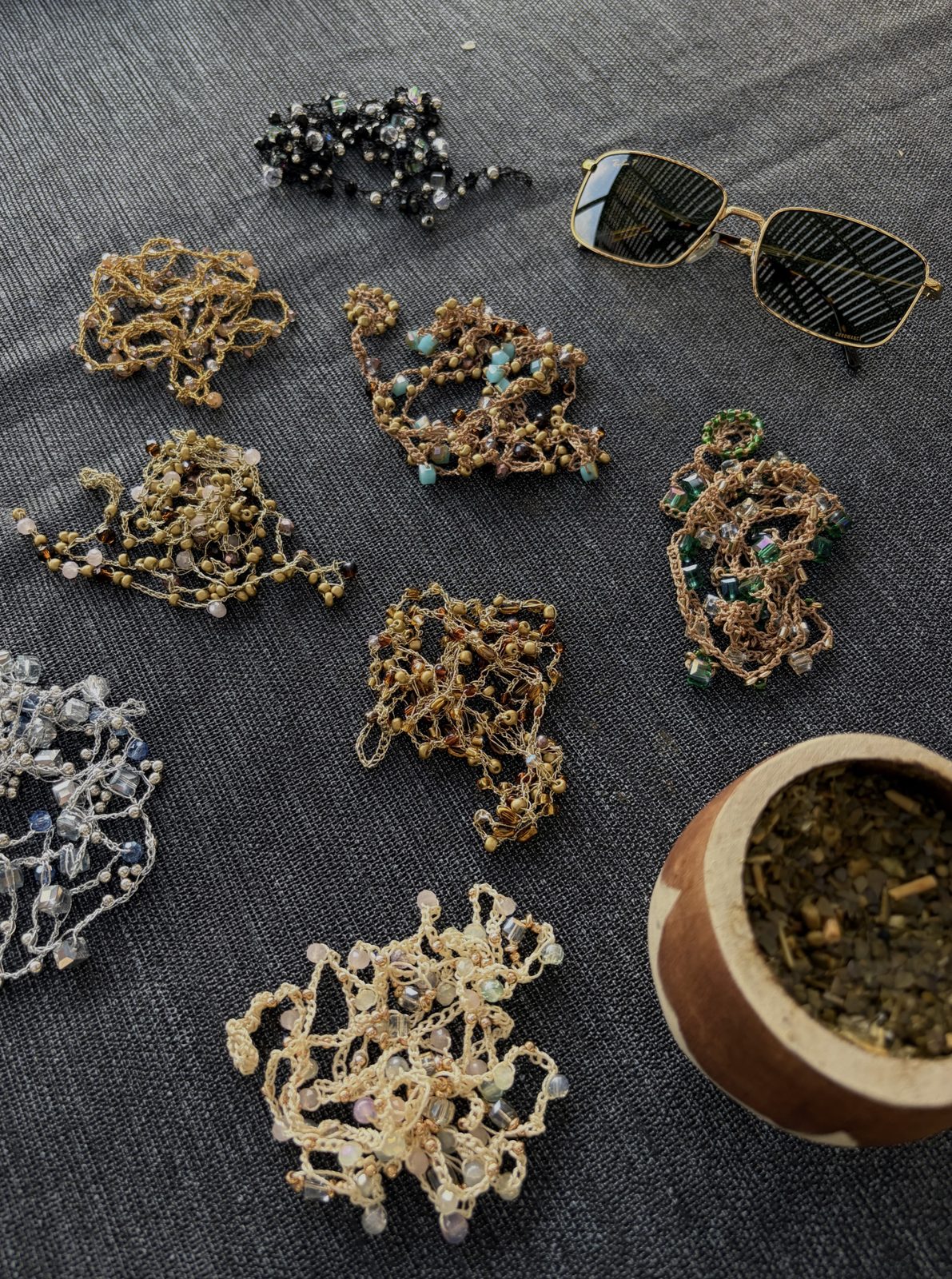 Colección de collares y pulseras Miver sobre una mesa