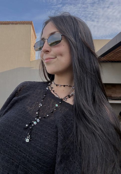 Collar Mil vueltas usado largo con sweater negro